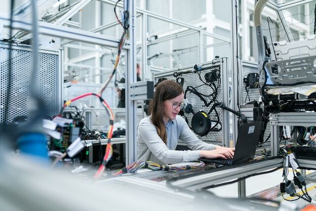 The Dynamic Duo: AI and Human Services Reinventing Digital Business